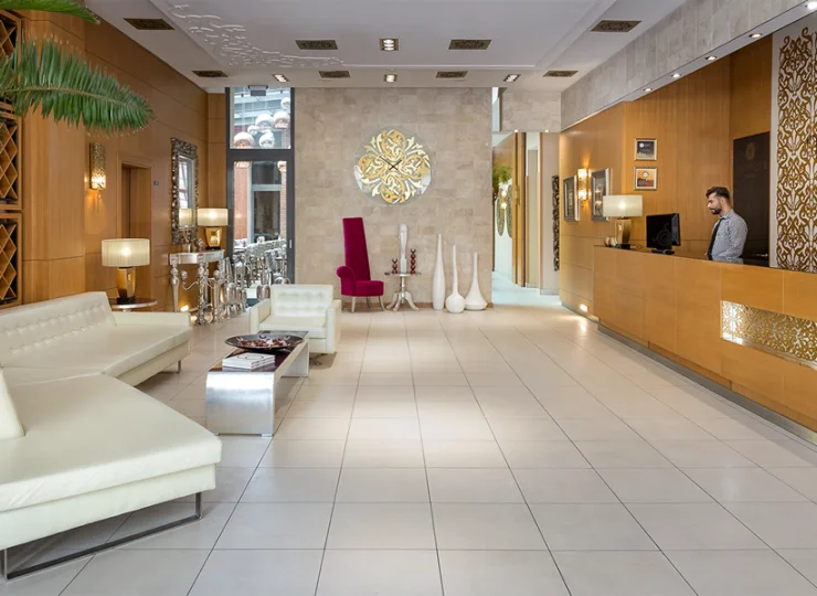 Recepcja hotelu pracuje całodobowo