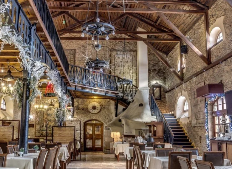 Restauracja główna hotelu znajduje się w zabytkowym budynku Stajni Platera