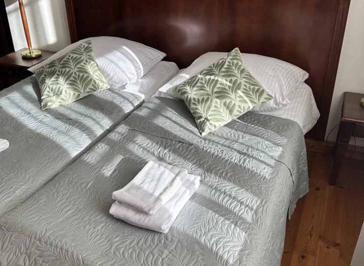 Każdy gość wygodnie śpi na swoim łóżku