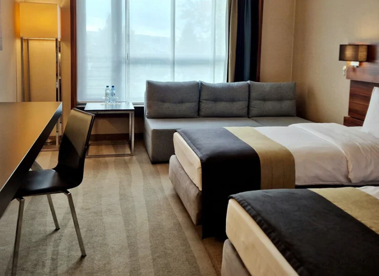 Pokoje Family mają dodatkowo rozkładaną sofę