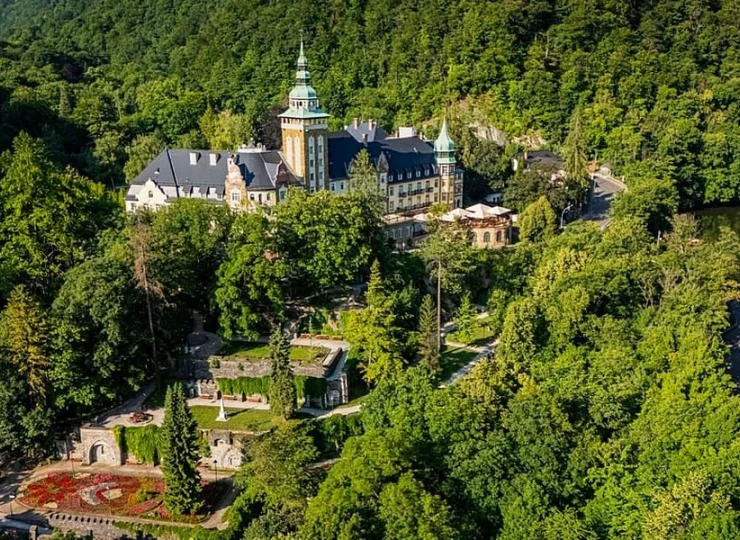 Letnia panorama hotelu Palota w Górach Bukowych