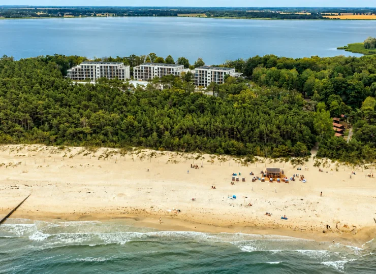 Resort mieści się pomiędzy brzegiem Bałtyku i Zatoką Wrzosowską