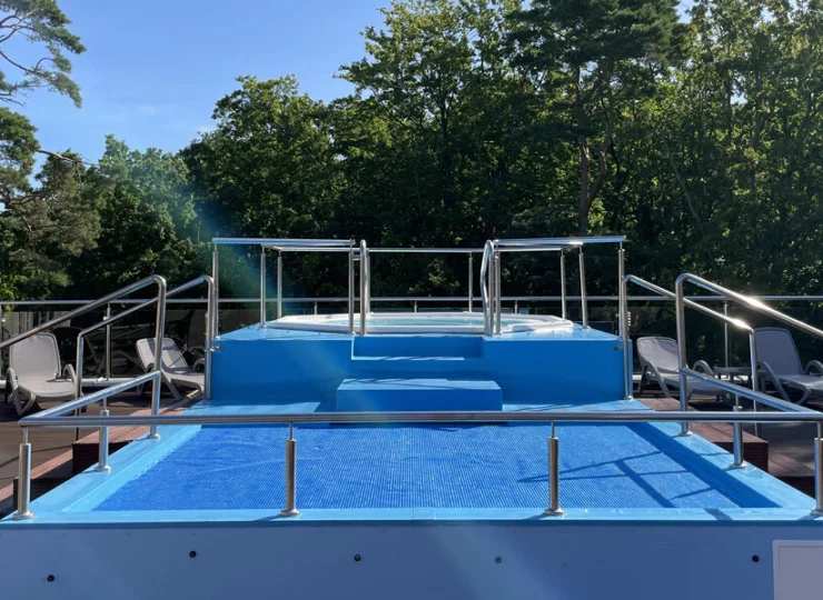 Obok jacuzzi znajduje się brodzik i strefa leżaków