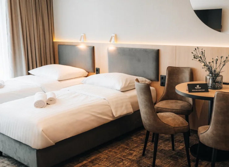 W apartamencie Junior Suite są 2 łóżka pojedyncze i 1 podwójne