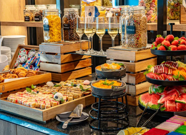 Restauracja podaje gościom śniadania i obiadokolacje (w zależności od pakietu)