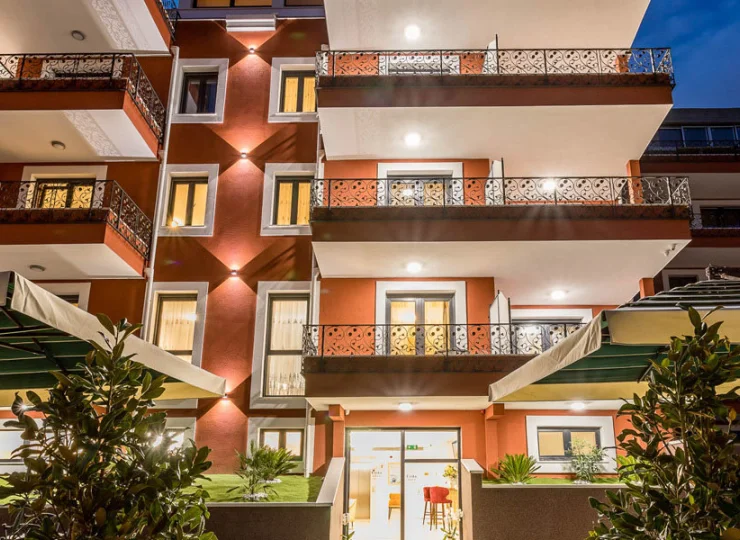 Hotel powstał w zacisznej i zielonej części wzgórza Marjan