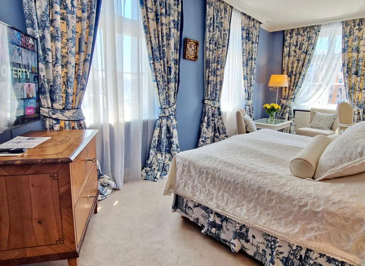 Dla gości przygotowano komfortowe pokoje z nowoczesnymi wygodami