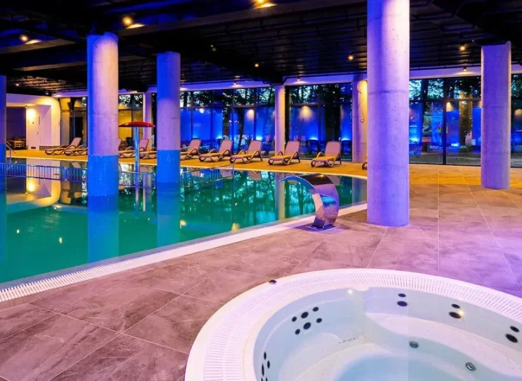 Obok basenu jest dostępne także wewnętrzne jacuzzi