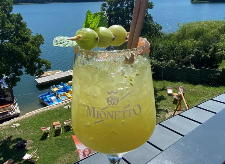 Drink na tarasie restauracji ponad strefą rekreacyjną