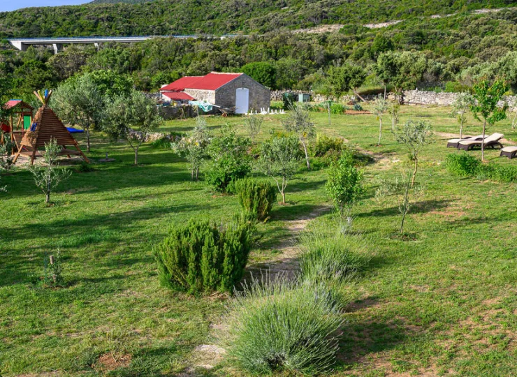 Hotelowy ogród z widokiem na góry