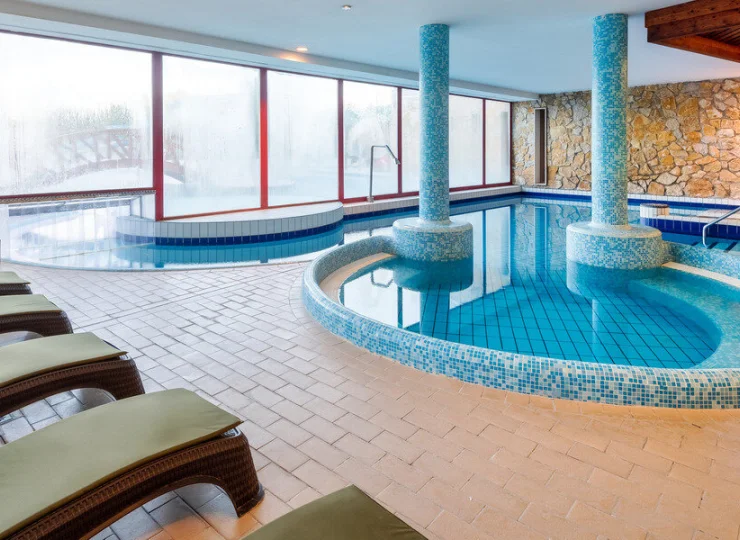 Wewnętrzna część basenu z atrakcjami wodnymi