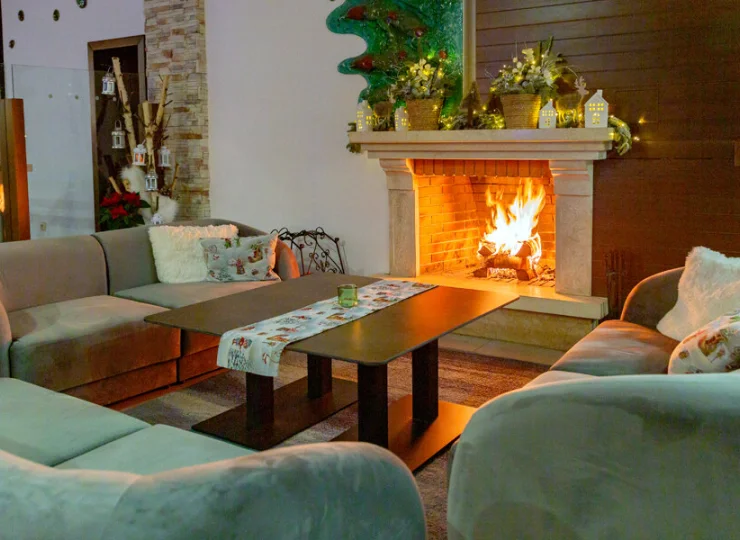 Nastrojowy lobby bar z kominkiem