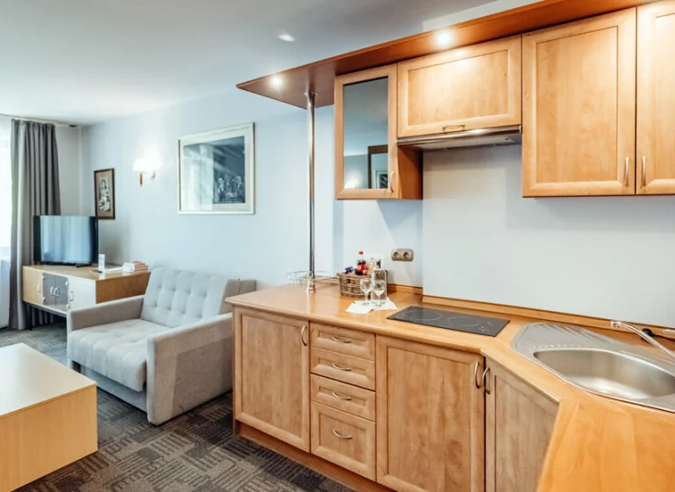 W pokoju rodzinnym jest kameralny aneks kuchenny