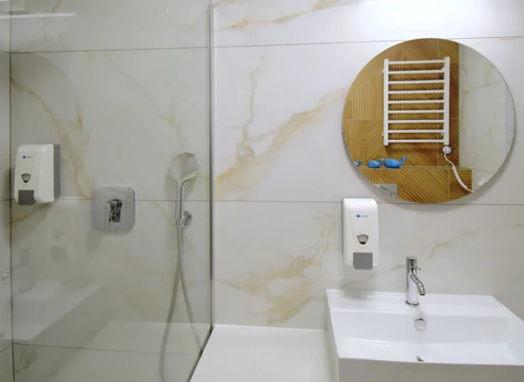 Łazienki, tak jak apartamenty, są nowoczesne i komfortowe