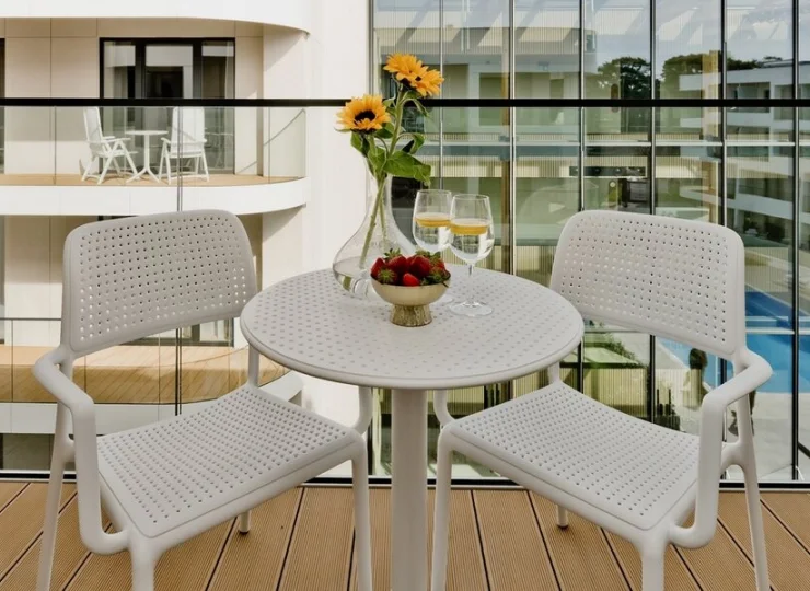 Balkony apartamentów są umeblowane