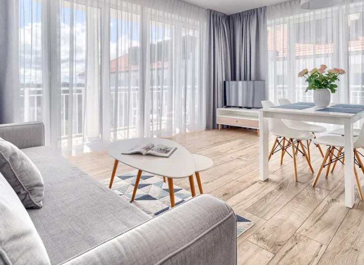 Komfortowy i przestronny pokój dzienny apartamentu comfort z rozkładaną sofą