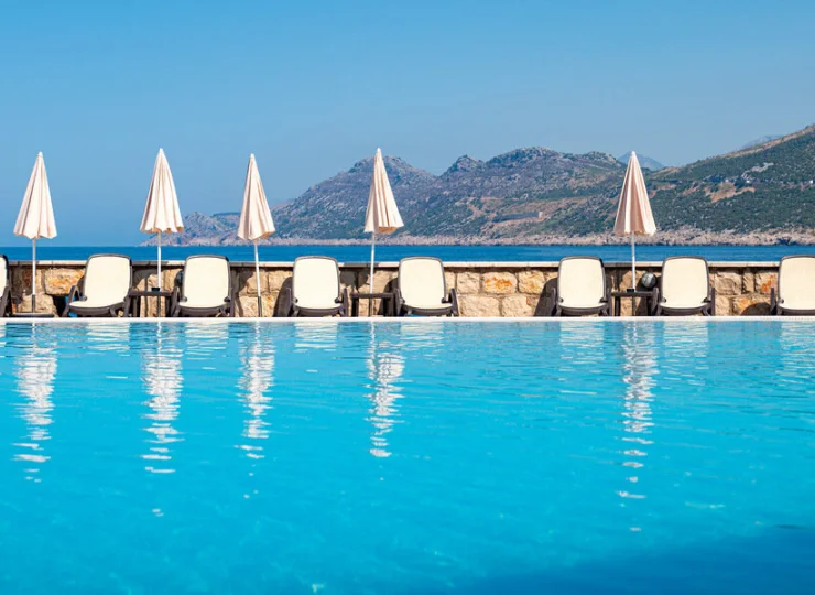 Czeka tu na Ciebie kąpiel w basenie z widokiem na morze