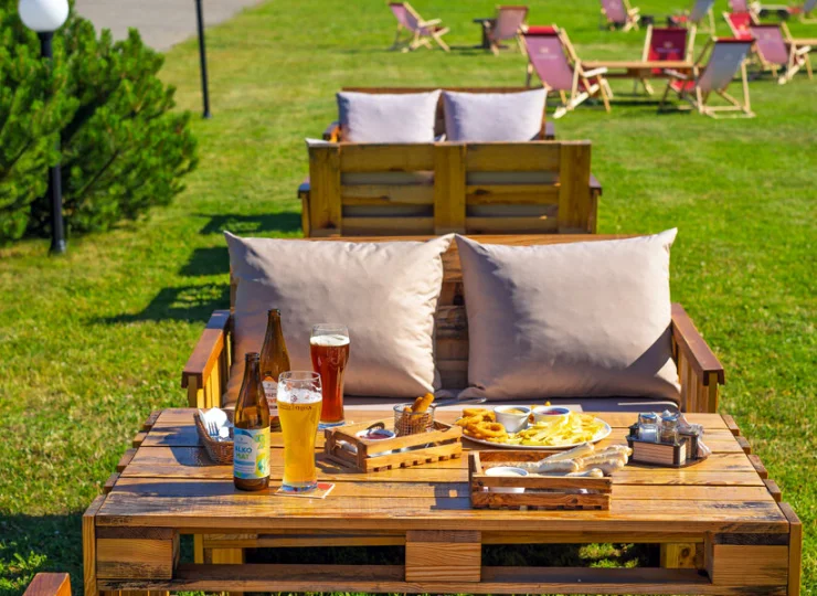 W ciepłe dni można skorzystać z leżaków i siedzisk z pięknym widokiem