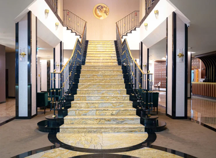 Główne hotelowe schody