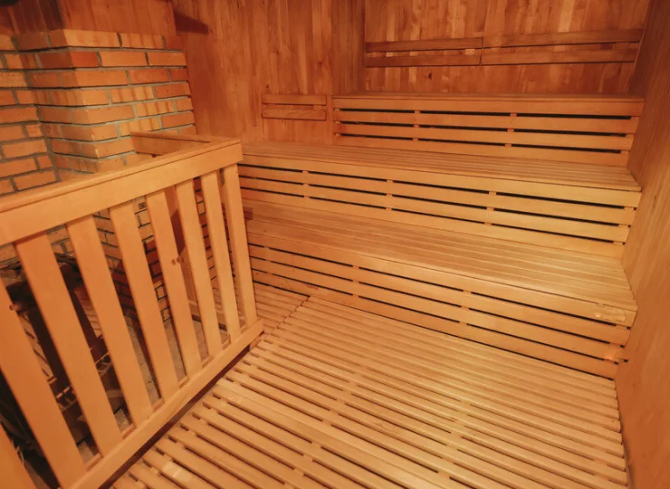 Oprócz basenu w hotelu obok jest też sauna i dostępna oferta masaży