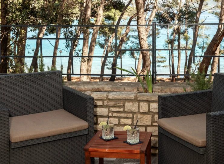 Na tarasie stoją krzesła lub fotele