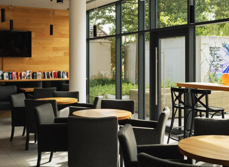 W barze w lobby można skorzystać z biblioteczki i gier planszowych
