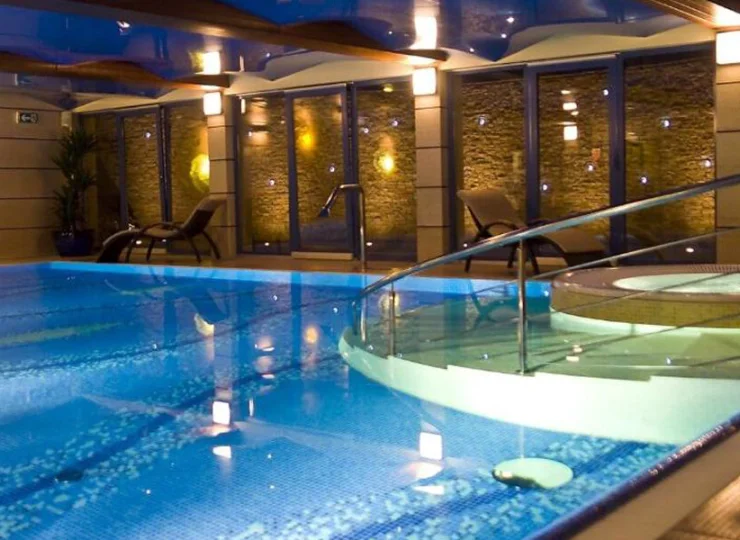 Hotel Centuria w Ogrodzieńcu posiada całoroczny basen