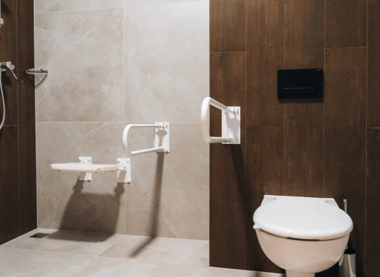 W Studiu DF 2-os. jest łazienka przystosowana dla osób z niepełnosprawnością