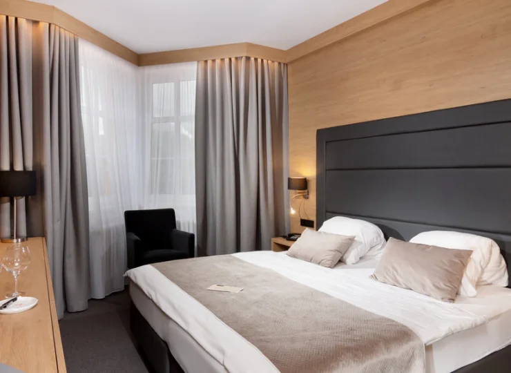 Pokoje superior wyposażono w nowoczesne meble i szlafroki