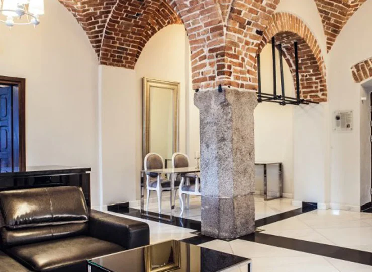 Pokój dzienny Apartamentu Krasicki z zamkowymi sklepieniami