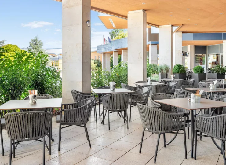 Restauracja posiada stoliki na tarasie