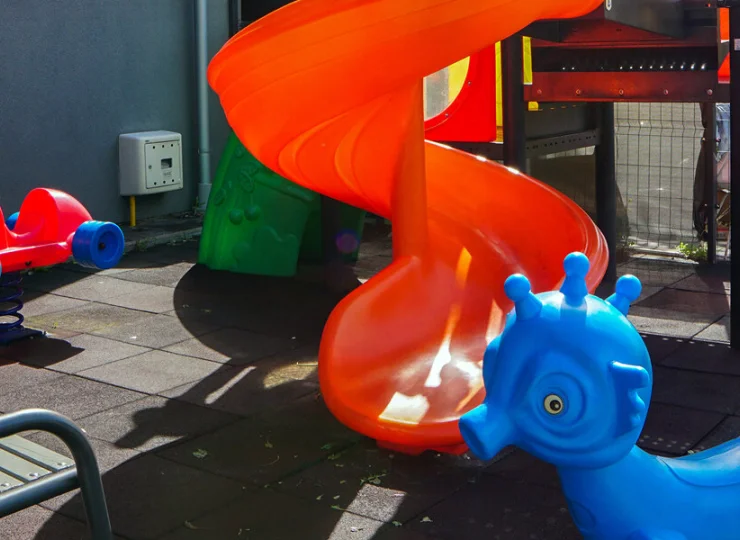 Jest też zewnętrzny plac zabaw dla dzieci