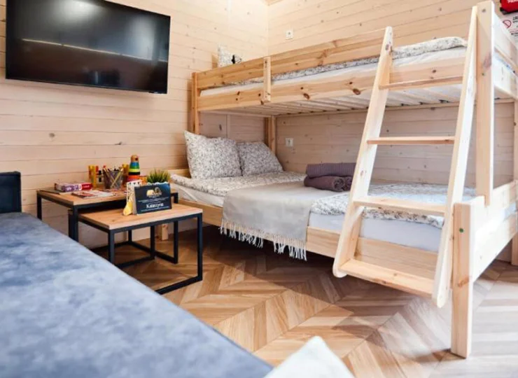 Mieści się tu rozkładana sofa oraz łóżko piętrowe 2+1