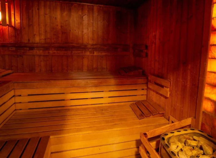 Po aktywnościach można zrelaksować się w saunie
