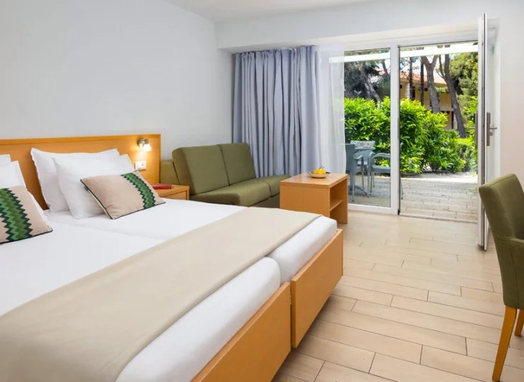 Pokój junior suite ma dodatkową kanapę, sprawdzi się dla rodziny z dziećmi