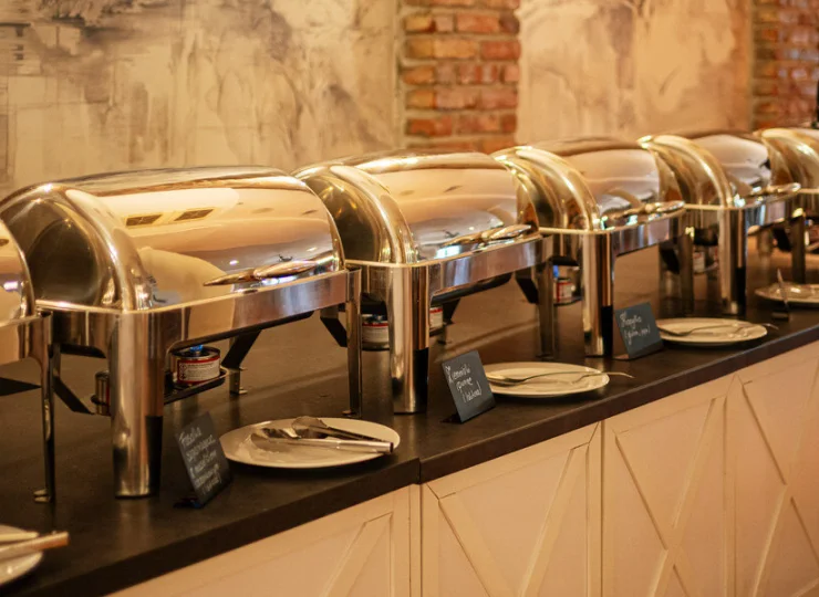 W czasie obiadokolacji jest wiele ciepłych dań do wyboru