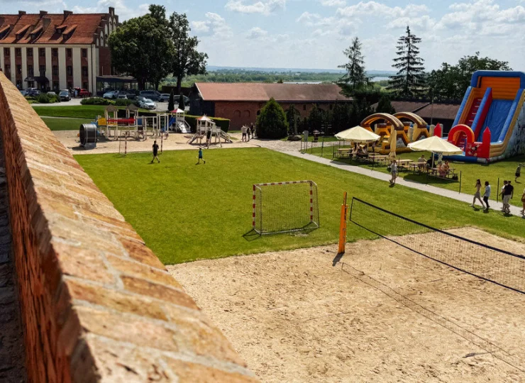 W sezonie letnim jest dostępne boisko do siatkówki plażowej