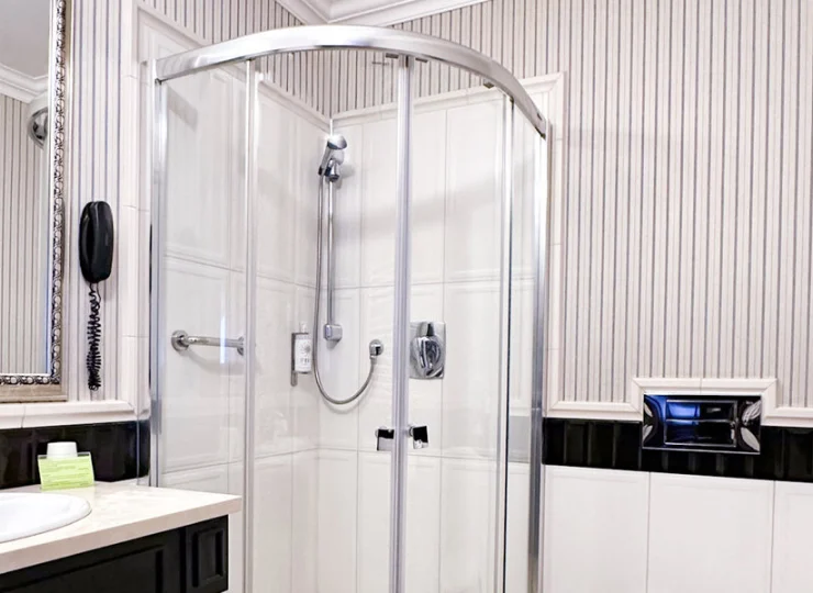 Każdy pokój posiada własną łazienkę z prysznicem