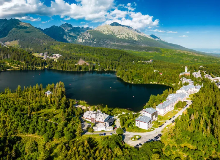 Strbske Pleso to wysokogórski kurort u podnóża Tatr na Słowacji