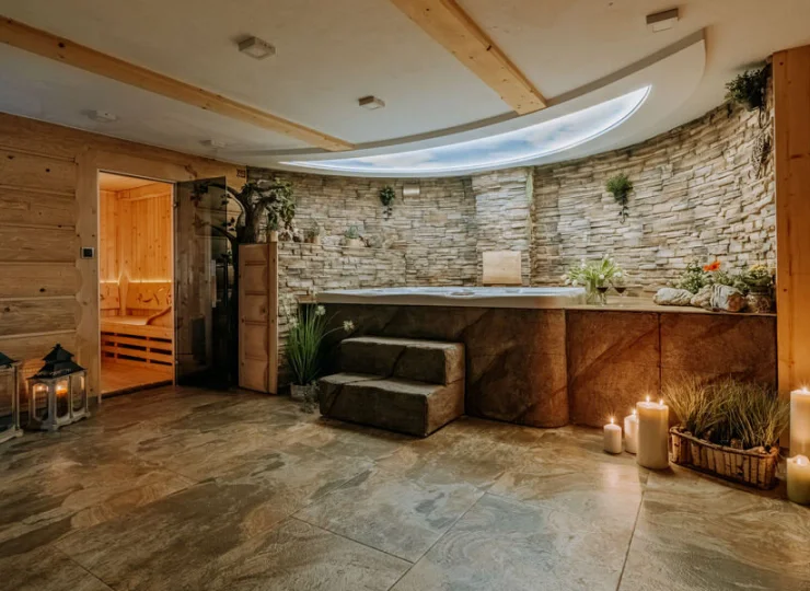 W strefie wellness jest jacuzzi i sauny