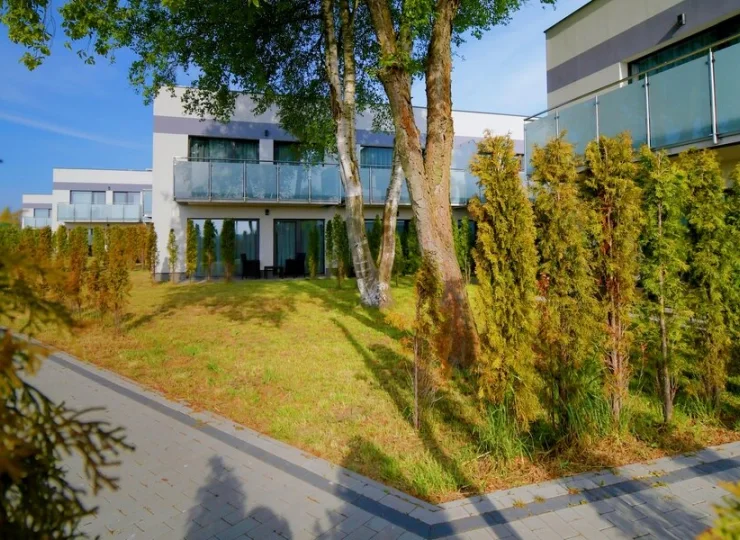 Na terenie apartamentów nie brakuje zieleni
