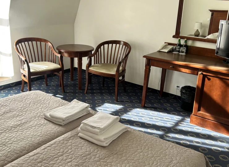 W pokoju jest TV i biurko