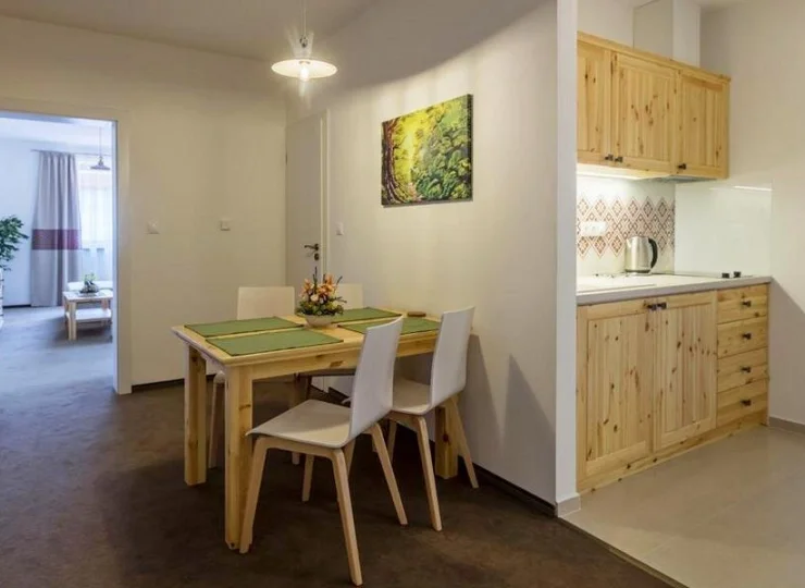 W apartamencie rodzinnym Smrek jest też aneks kuchenny i stół z krzesłami