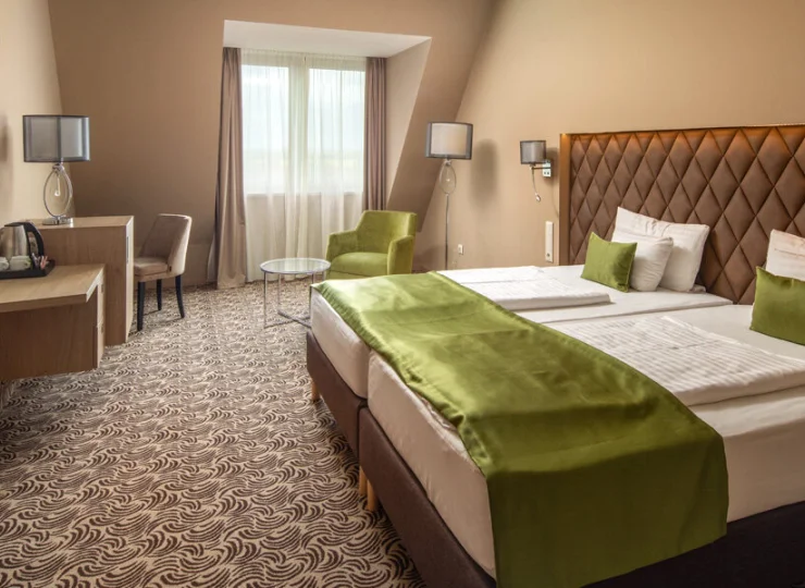 Zaprasza do 207 komfortowych i przestronnych pokojów