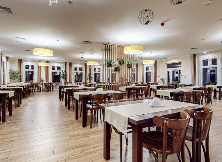Mieści się tutaj przestronna sala restauracyjna