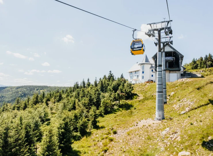 Hotel Era dzieli tylko 200 m do dolnej stacji kolejki gondolowej