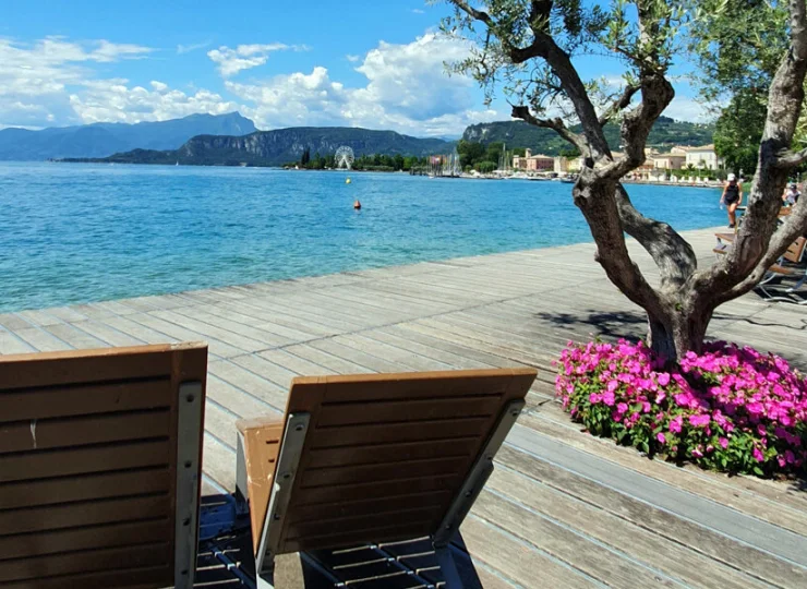 Tuż obok jest poprowadzona promenada wzdłuż jeziora