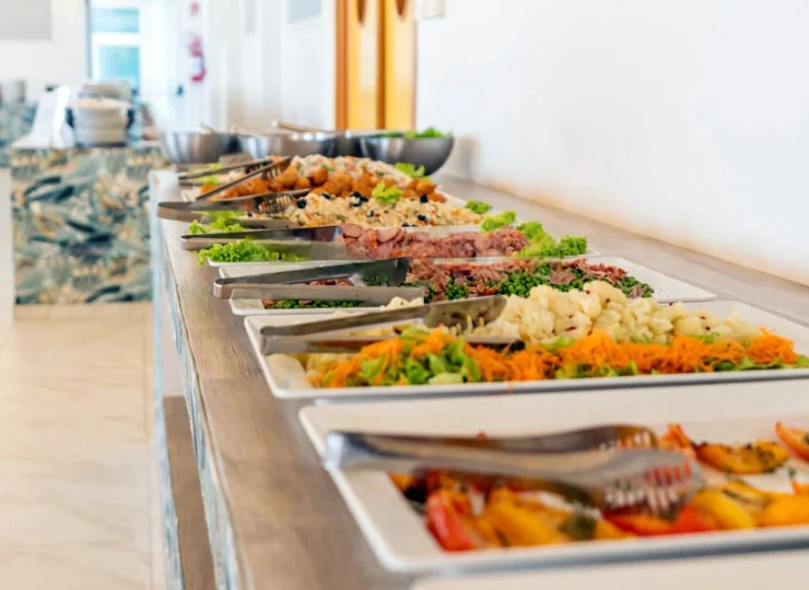 Codziennie podawane są śniadania, obiady i kolacje w formie bufetu