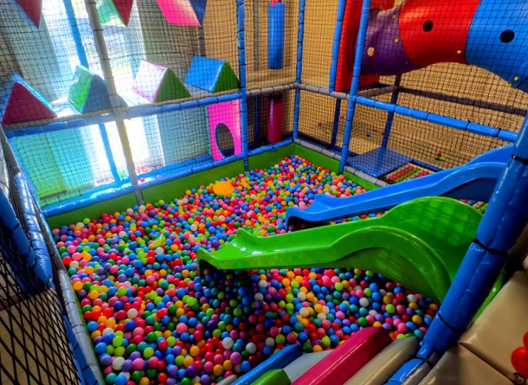 Dzieci mają dostęp do kolorowej sali zabaw z małpim gajem