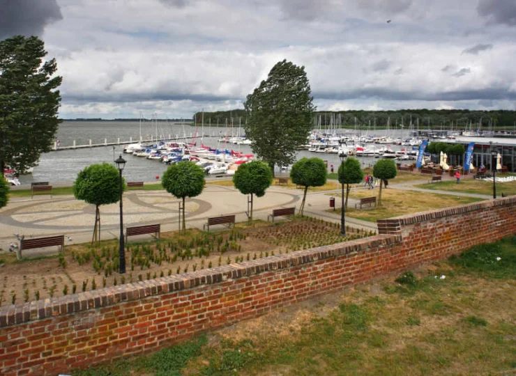 Przystań Marina położona jest jedynie 800 m od obiektu